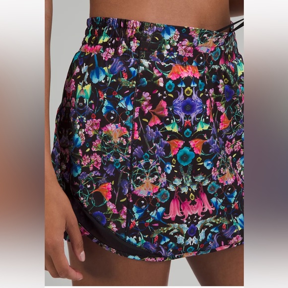 Lululemon Hotty Hot HR Skirt  🌺 🌼🌸 Flower scope 🌸🌼🌺 Blk/multi - Picture 3 of 8